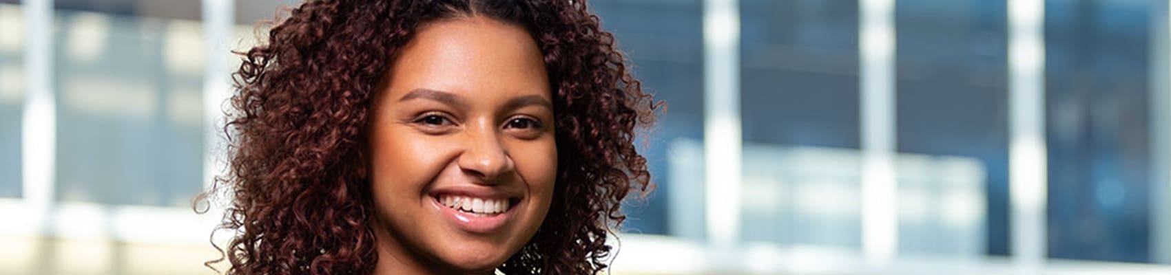 lachende medewerker voor capgemini kantoor utrecht