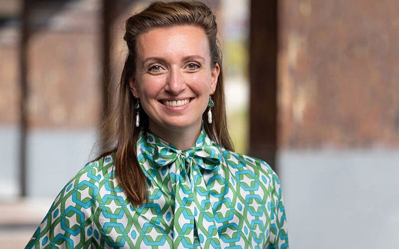 Sfeerbeeld buiten van vrouw in een groene blouse