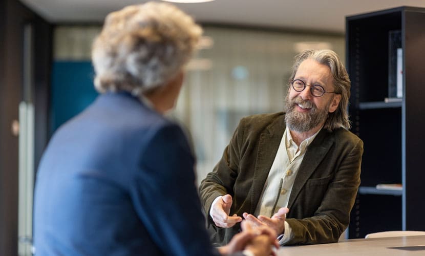 Twee collega's communiceren met elkaar