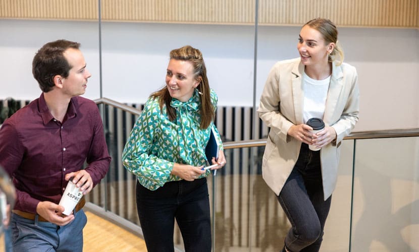 Collega's lopen samen op de trap op kantoor