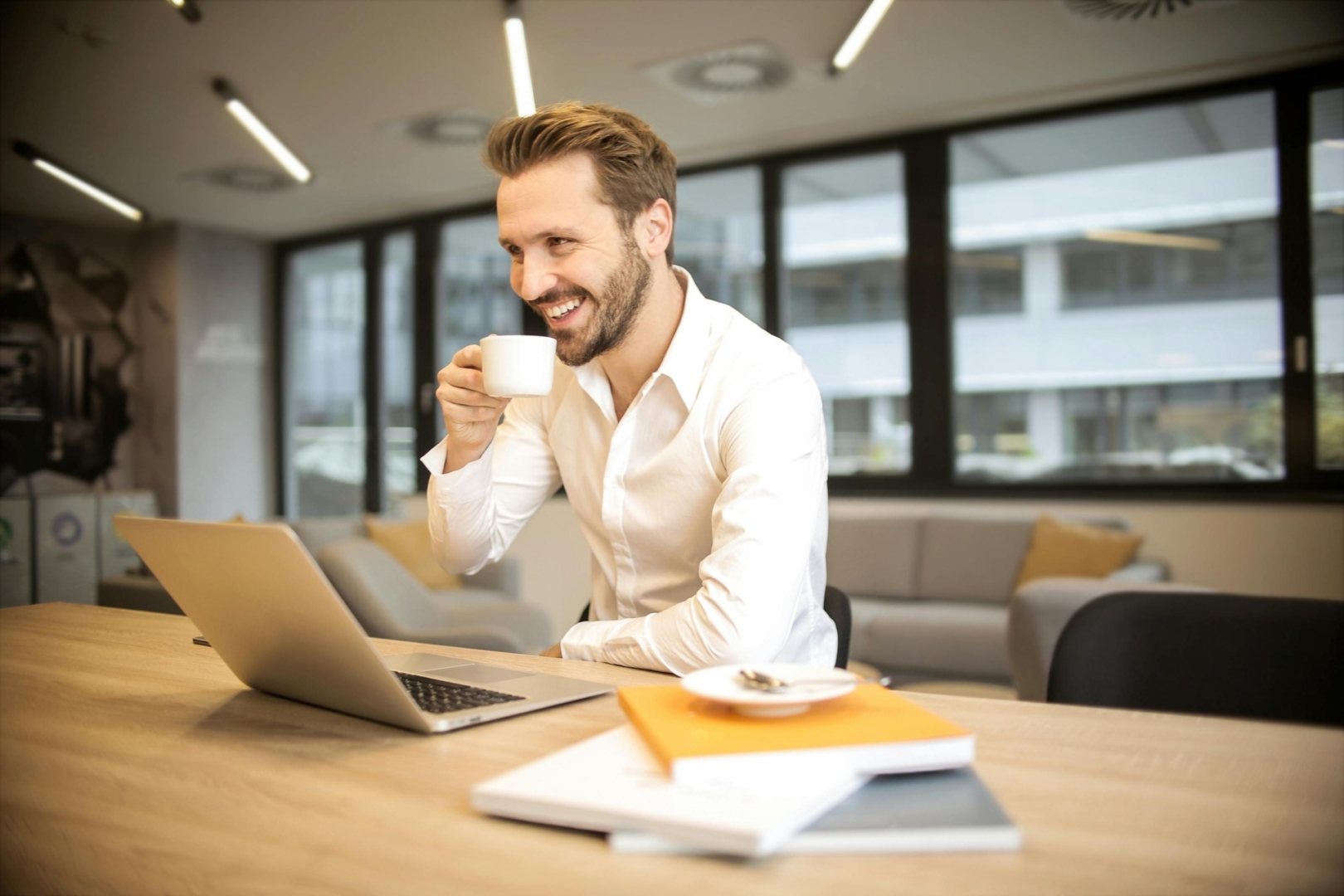 lachend persoon drinkt koffie