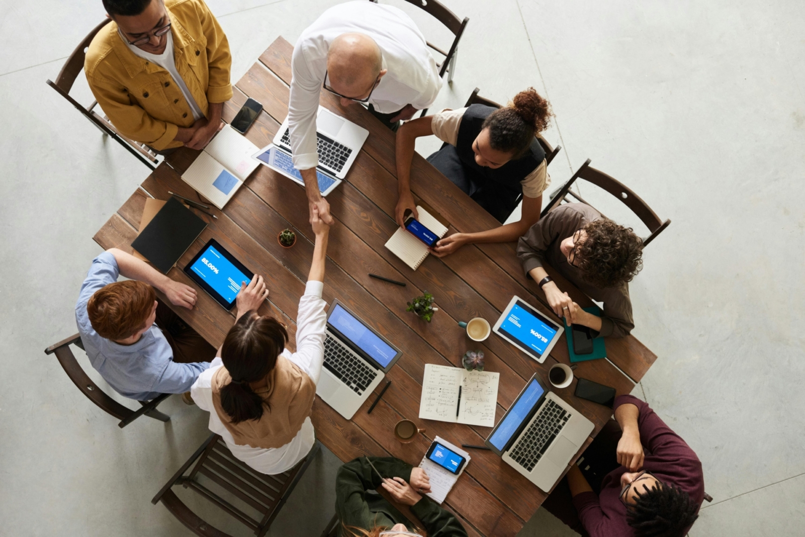 personen schudden de hand tijdens een meeting