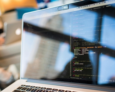 code snippet op laptop