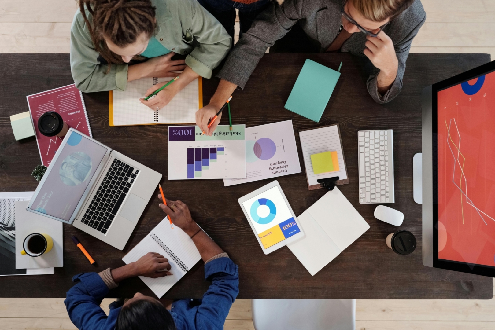 mensen in overleg aan een bureau met documenten op tafel