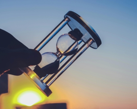 zandloper wordt omgedraaid bij de ondergaande zon