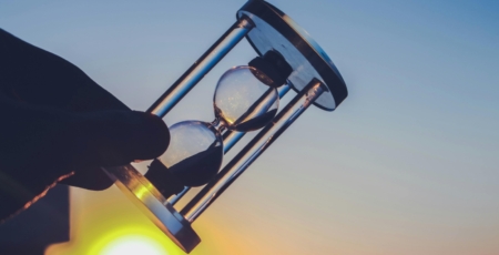 zandloper wordt omgedraaid bij de ondergaande zon