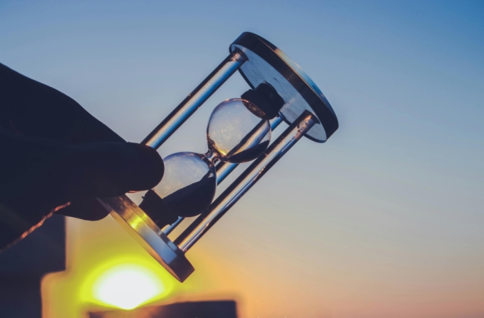 zandloper wordt omgedraaid bij de ondergaande zon