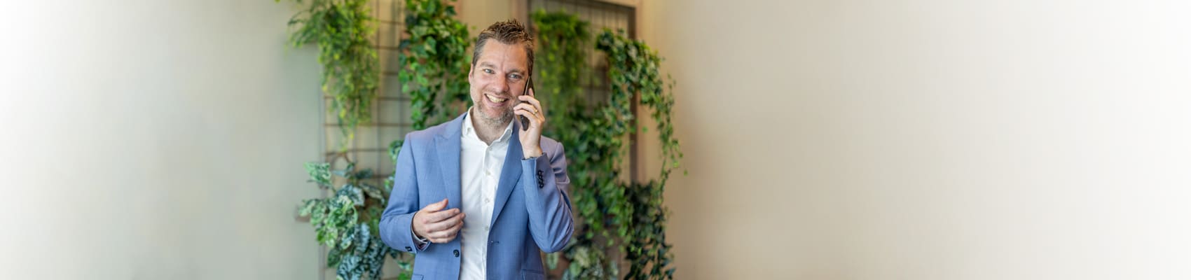 medewerker lachend aan de telefoon