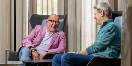 twee medewerkers lachen tijdens een gesprek