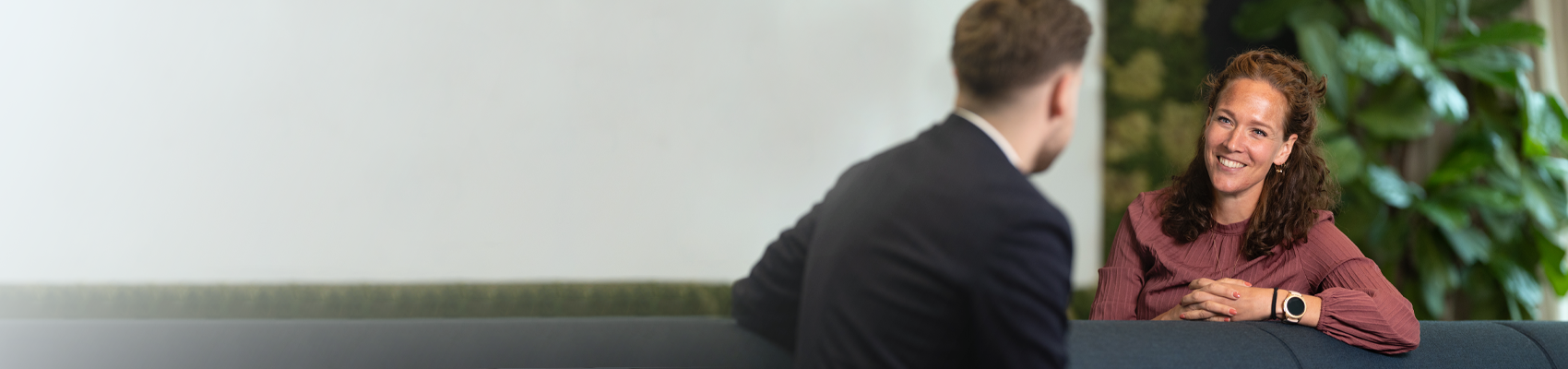 Twee collega's zijn met elkaar in gesprek