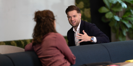 Twee collega's zijn met elkaar in gesprek