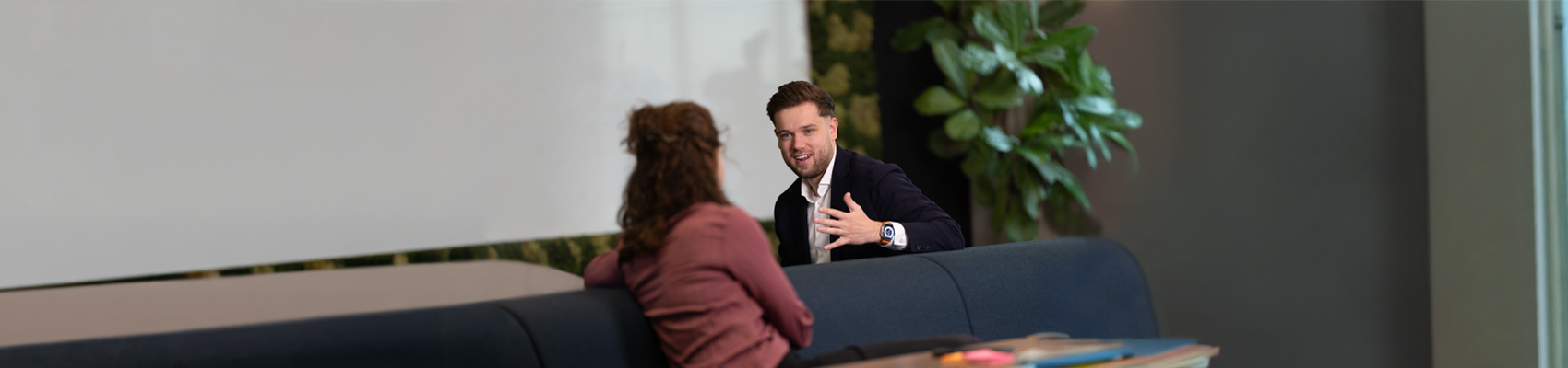 Twee collega's zijn met elkaar in gesprek