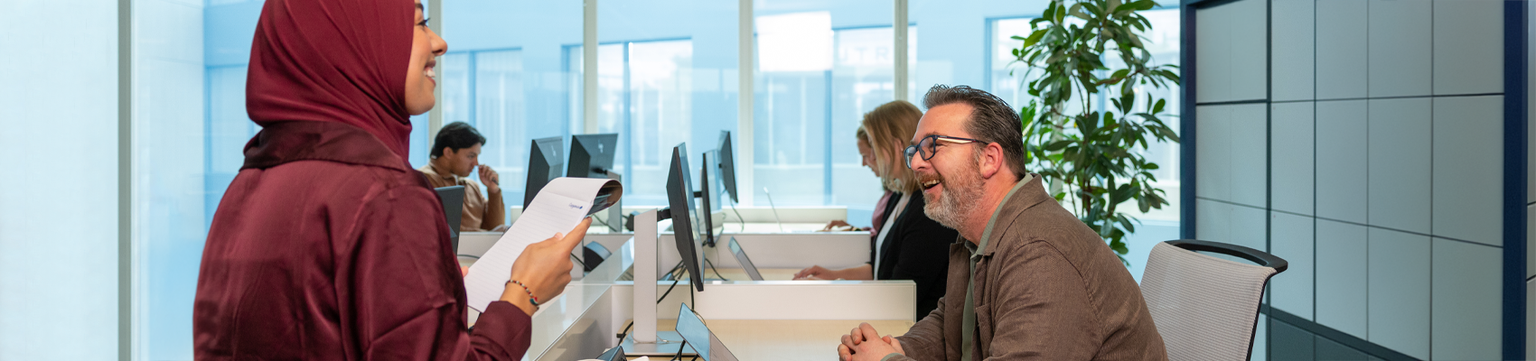 Twee collega's zijn met elkaar in gesprek