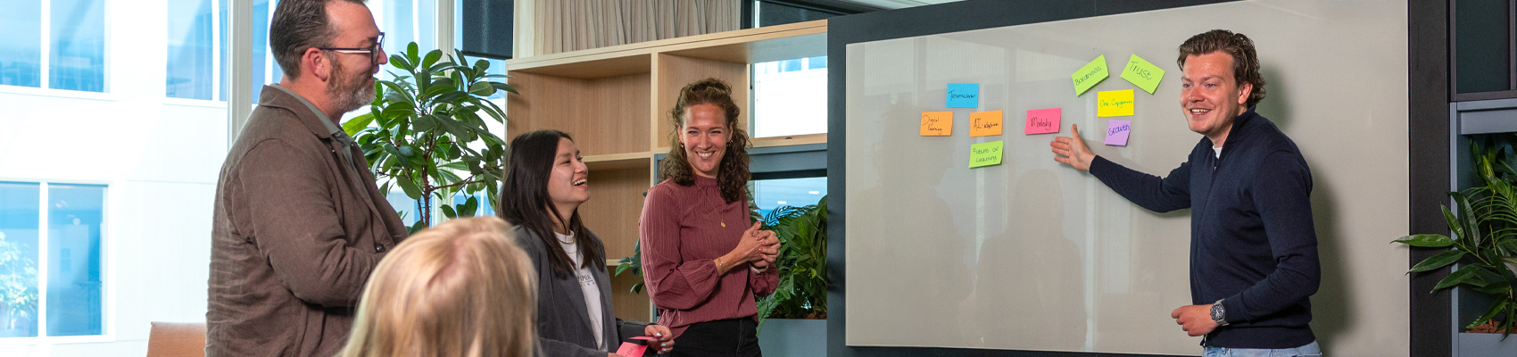 Collega's brainstormen op kantoor