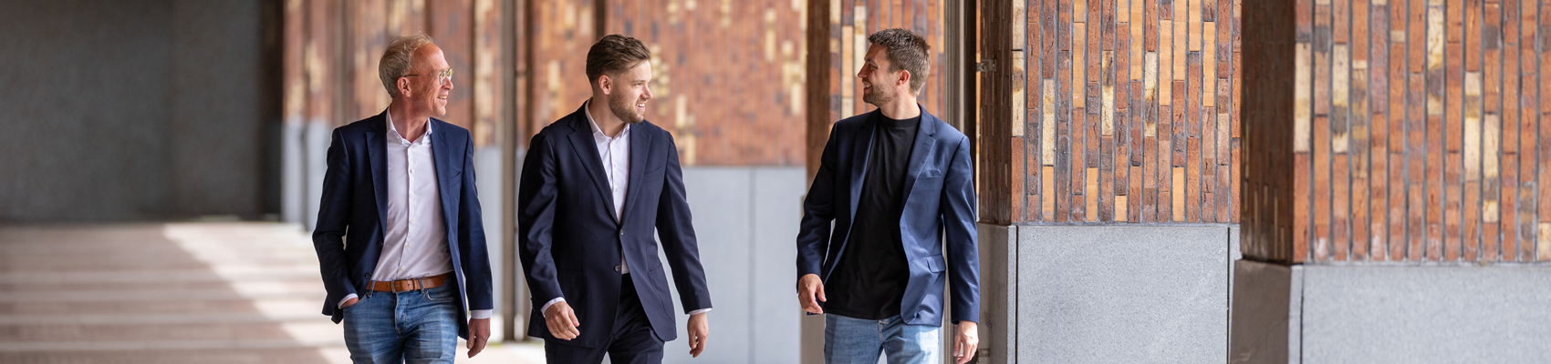 Drie collega's zijn buiten tijdens een wandeling met elkaar in gesprek