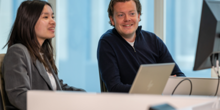 Twee collega's zijn samen aan het werk achter een computer