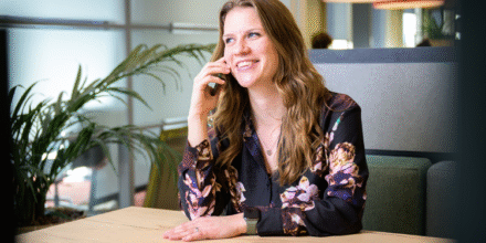 medewerker is lachend aan het bellen
