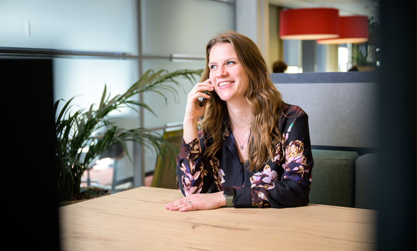 medewerker is lachend aan het bellen