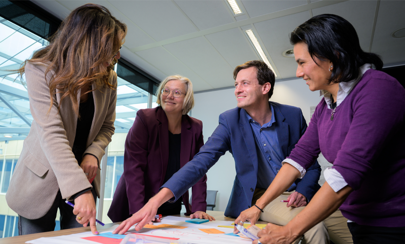 Vier medewerkers in een interactieve brainstormsessie