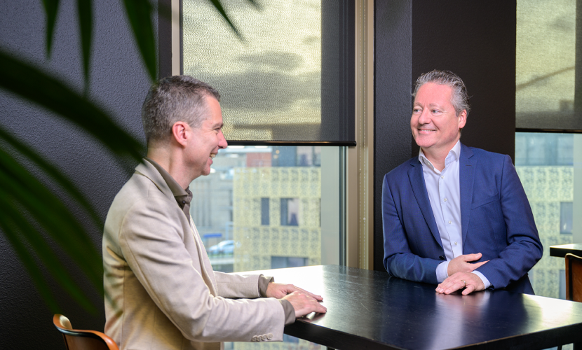collega's zijn met elkaar in gesprek