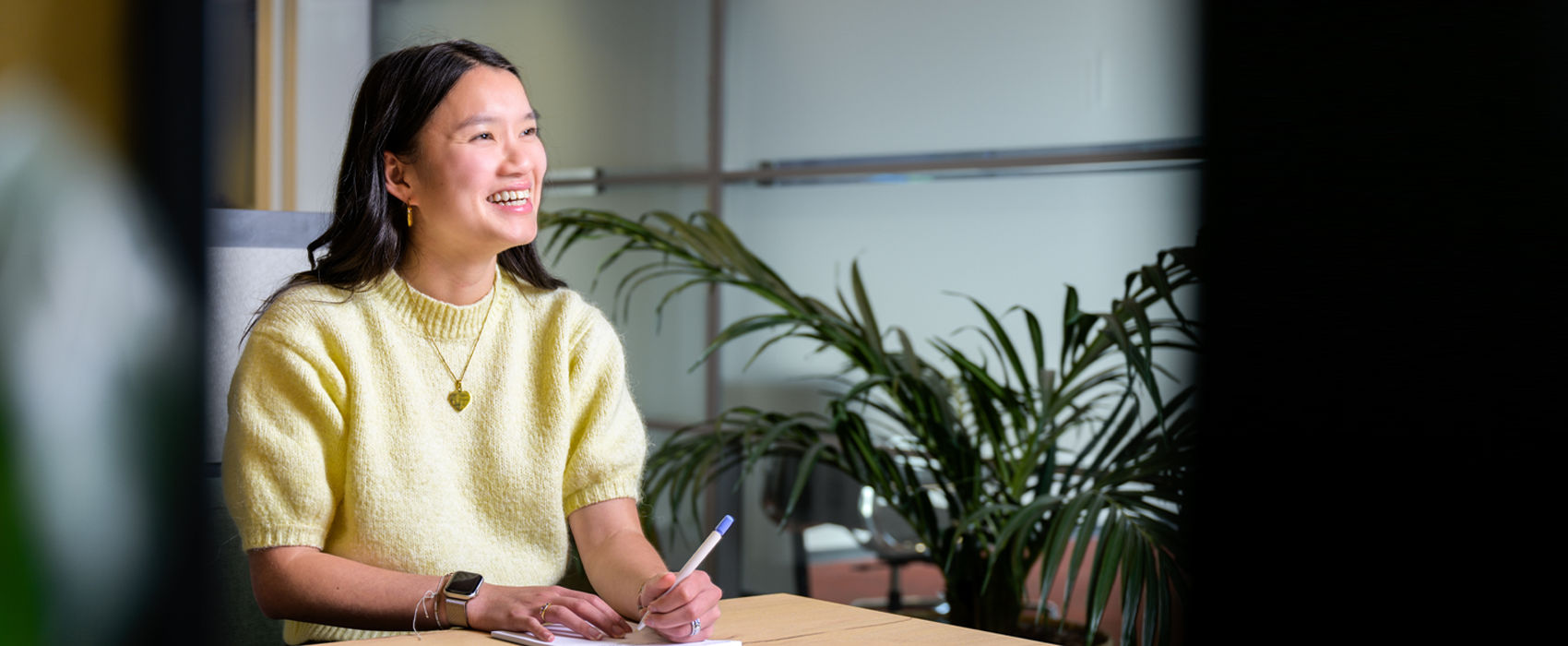 Collega lacht en kijkt naar buiten