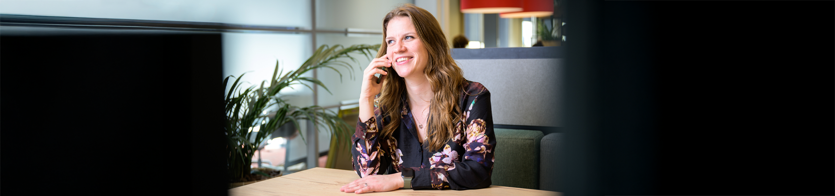 medewerker is lachend aan het bellen