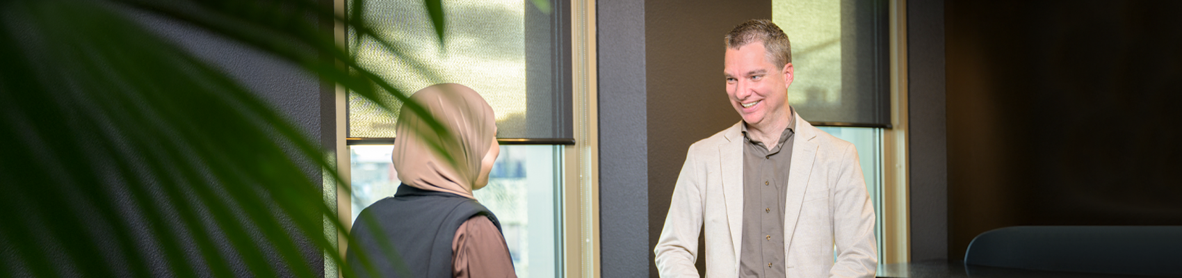 Banner 1700×400 medewerkers zijn in gesprek samen