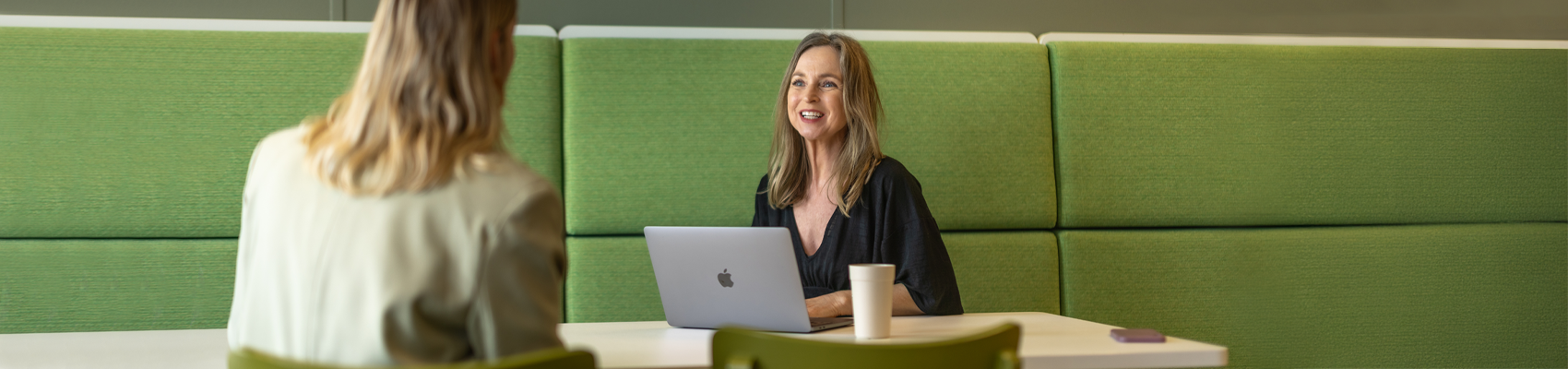 Medewerkers zijn met elkaar in gesprek