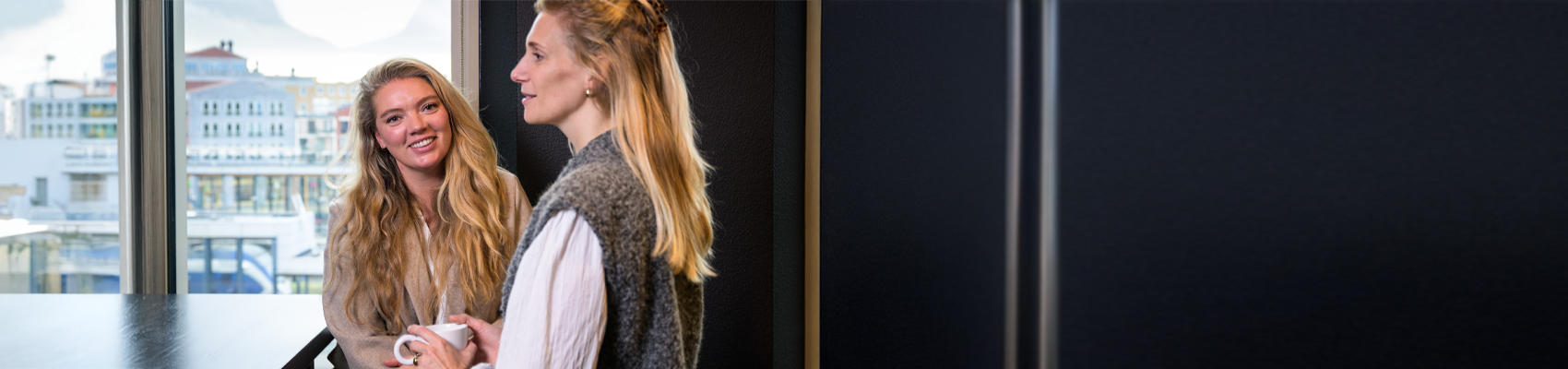 Banner 1700×400 twee collega’s samen