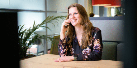 medewerker is lachend aan het bellen