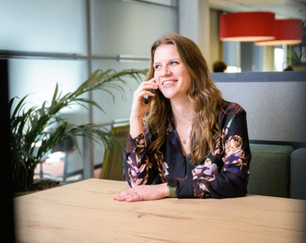 medewerker is lachend aan het bellen