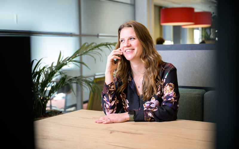 medewerker is lachend aan het bellen