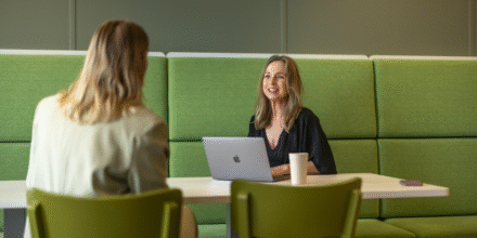 Medewerkers zijn met elkaar in gesprek