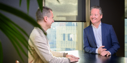 Banner 800×500 mobile twee collega’s zijn met elkaar in gesprek aan tafel