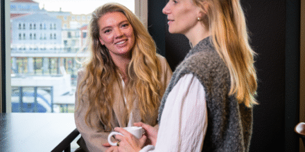 Banner 800×500 twee collega’s samen