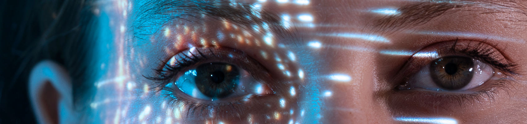 Close-up portretfoto vrouw met reflectie van lamp in gezicht