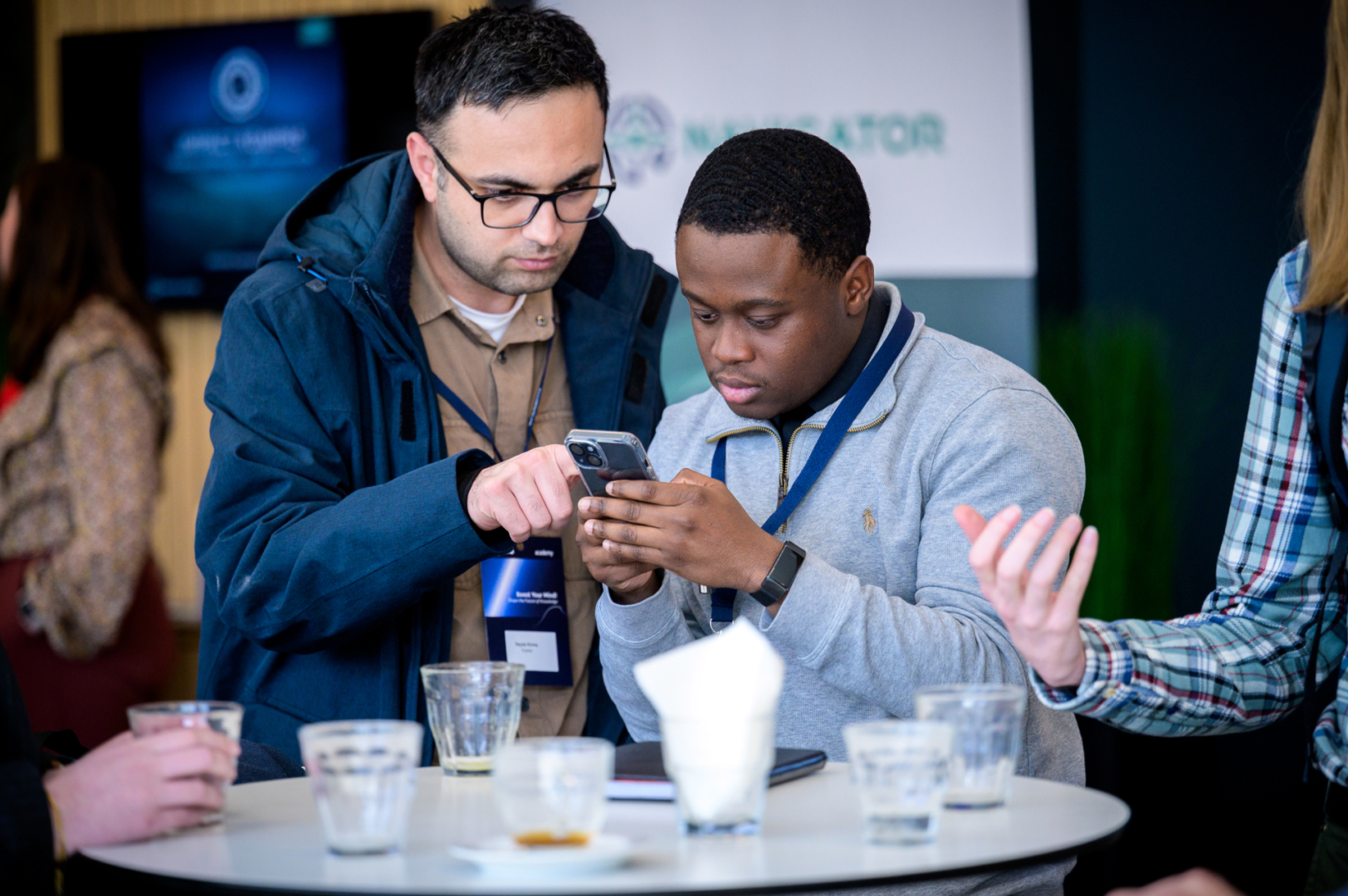 Bezoekers zijn met elkaar in het gesprek op event