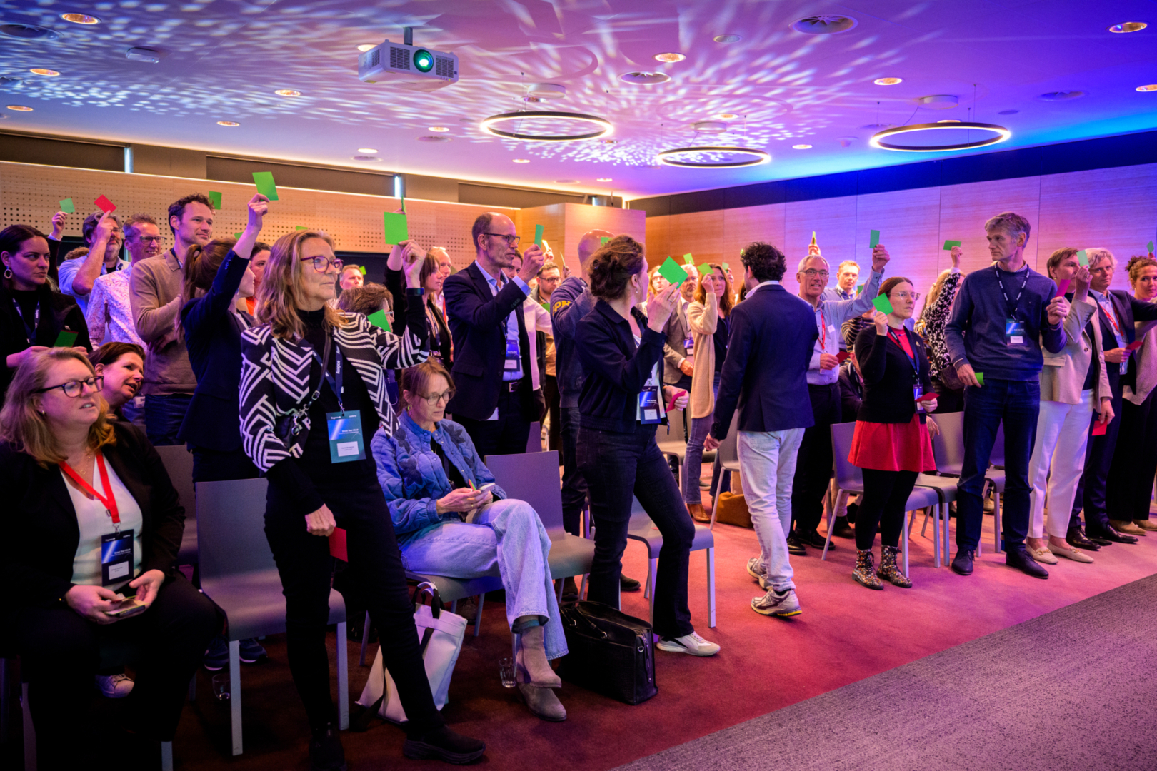 Bezoekers event luisteren aandachtig naar keynote presentatie