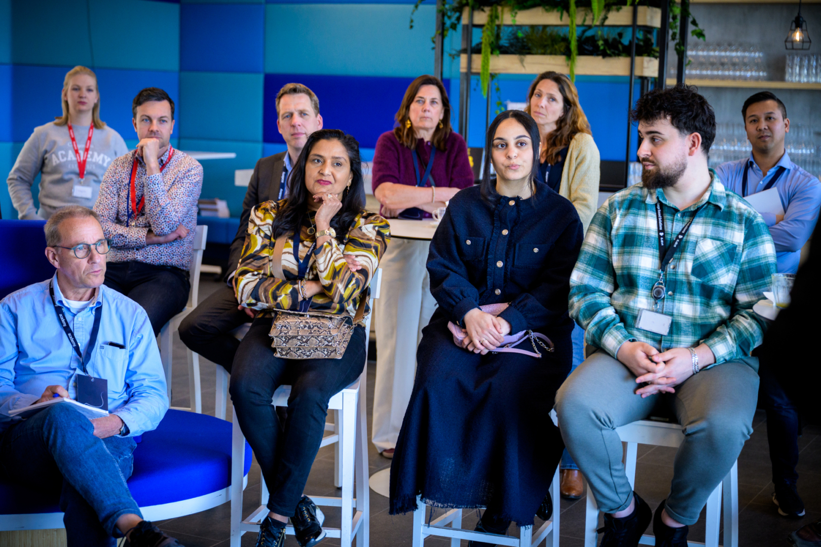 Bezoekers event luisteren aandachtig naar keynote presentatie