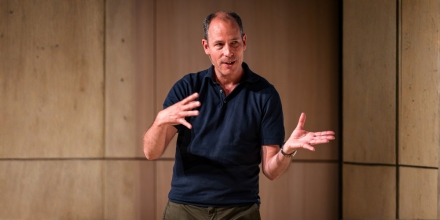 Man legt uit met handgebaren