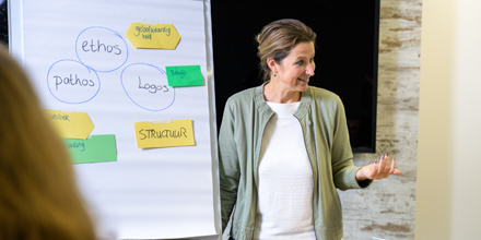 Vrouw geeft een presentatie