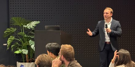 Man spreekt tegen publiek