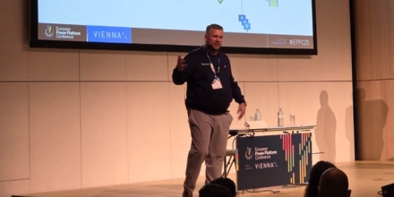 Man geeft sessie op podium