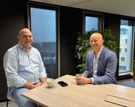 Mirko en Ruud zijn in gesprek samen en lachen naar de camera