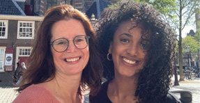 Wendy en Hureya samen buiten voor een kerkgebouw
