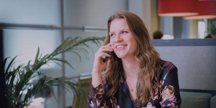 medewerker is lachend aan het bellen